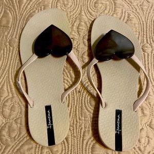 Cute flip flop sandals.